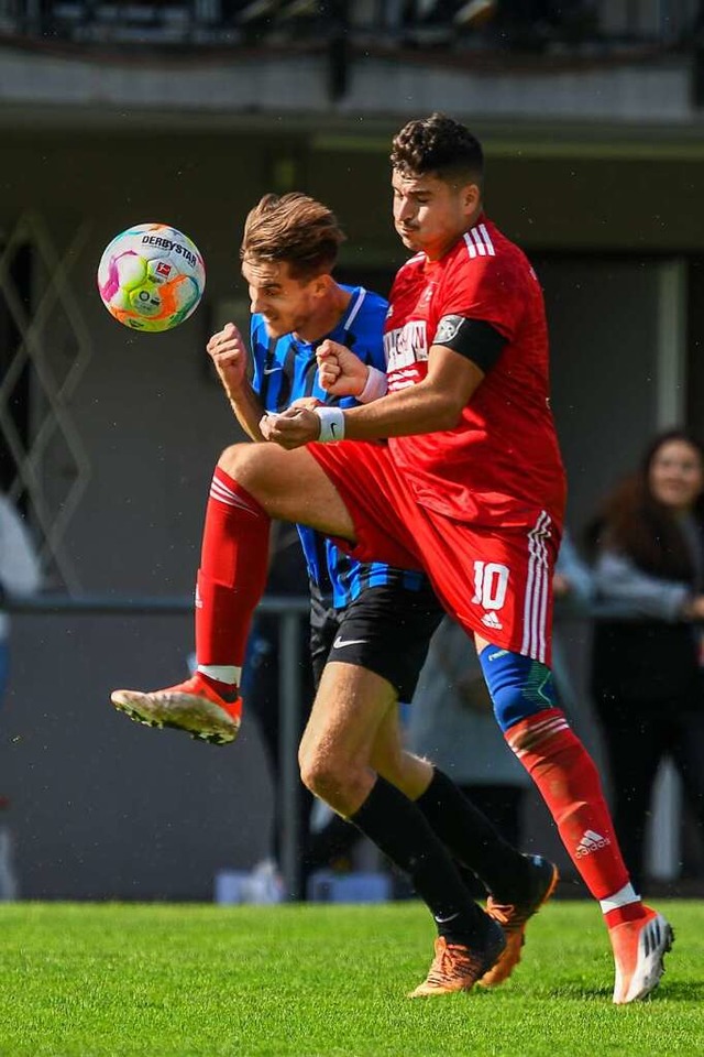 Alle Tore in der Schlussphase: Lucas B...Bad Bellingens Kapitn Tim Schillinger  | Foto: Gerd Grndl