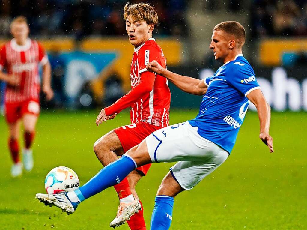 Freiburgs Ritsu Doan (l) und Hoffenheims Grischa Prmel kmpfen um den Ball.