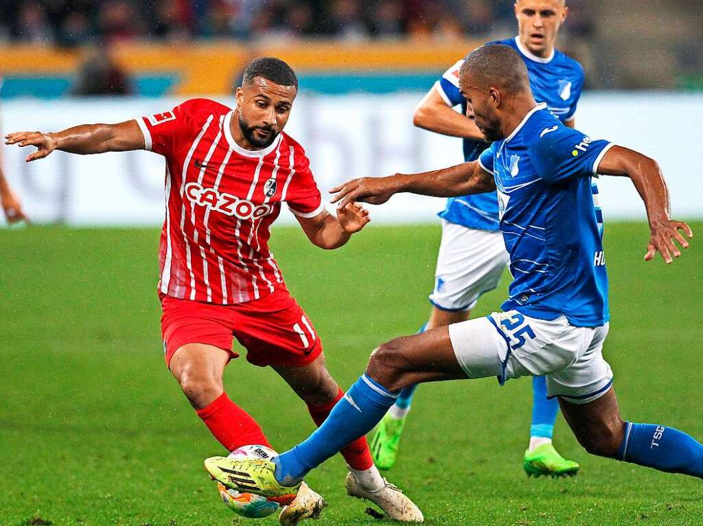 Freiburgs Daniel-Kofi Kyereh (l) meldet sich an. Der Zugang vom FC St. Pauli versucht es in der 20. Minute von der Strafraumkante direkt.