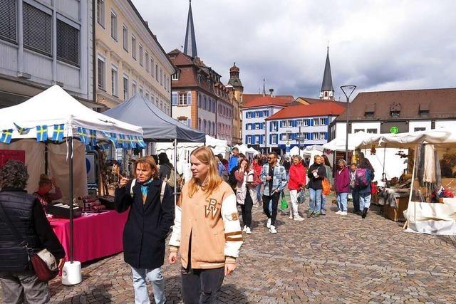 Der Emmendinger Knstlermarkt war trotz durchwachsenen Wetters ein Besuchermagnet