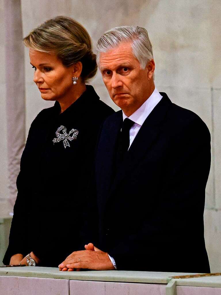 Knig Philippe und Knigin Mathilde von Belgien  erweisen Knigin Elizabeth II. die letzte Ehre.