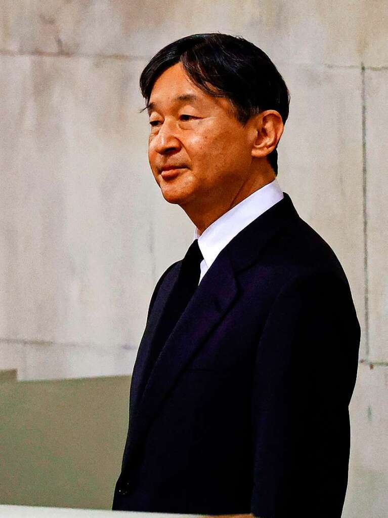 Japans Kaiser Naruhito erweist Knigin Elizabeth II. die letzte Ehre.