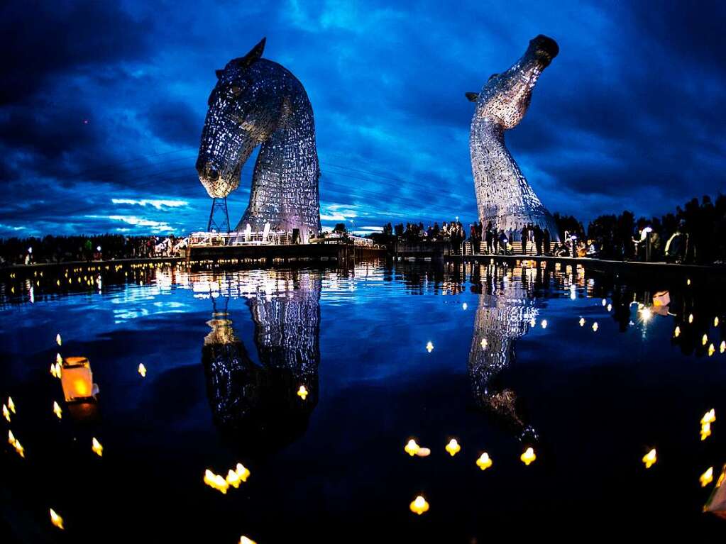 Im schottischen Falkirk wurden fr die Queen die Statuen „The Kelpies“ beleuchtet. Die Skulpturen stellen zwei Kelpien dar, Wassergeister in Pferdegestalt.