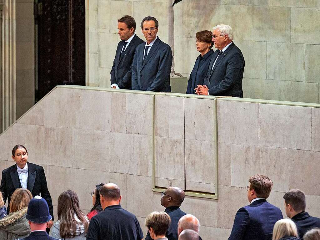 Bundesprsident Frank-Walter Steinmeier (r) und seine Frau Elke Bdenbender nehmen am Tag vor der Beerdigung Abschied von der verstorbenen Knigin Elizabeth II. in Westminster Hall.