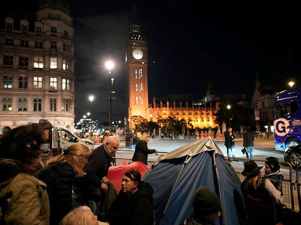 Menschen campieren vor dem Palace of Westminster am Vorabend der Beerdigung von Knigin Elizabeth II. in London.