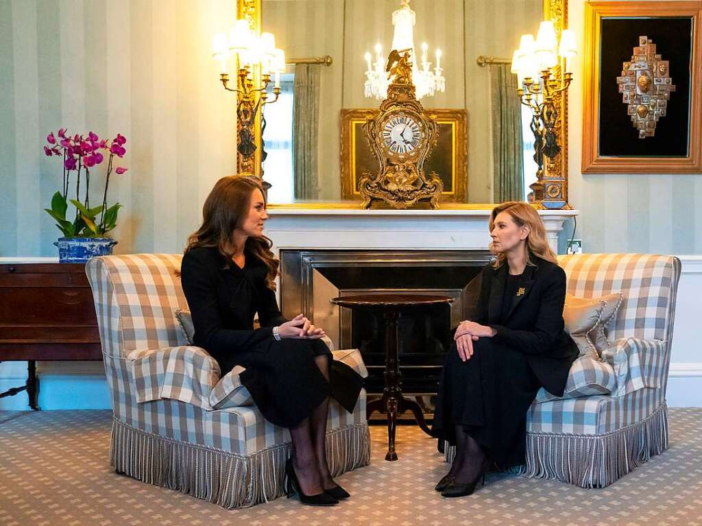 Kate (l), Prinzessin von Wales, spricht mit Olena Selenska, First Lady der Ukraine, im Buckingham Palace.