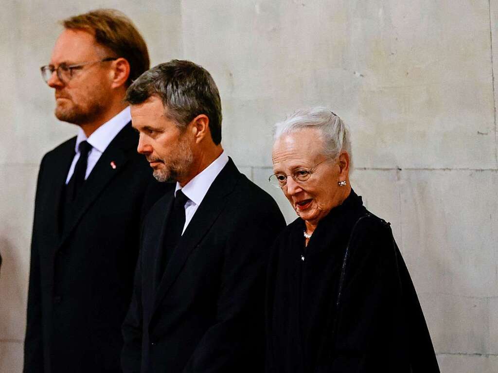 Knigin Margrethe von Dnemark und Kronprinz Frederik (M) erweisen Knigin Elizabeth II. die letzte Ehre.