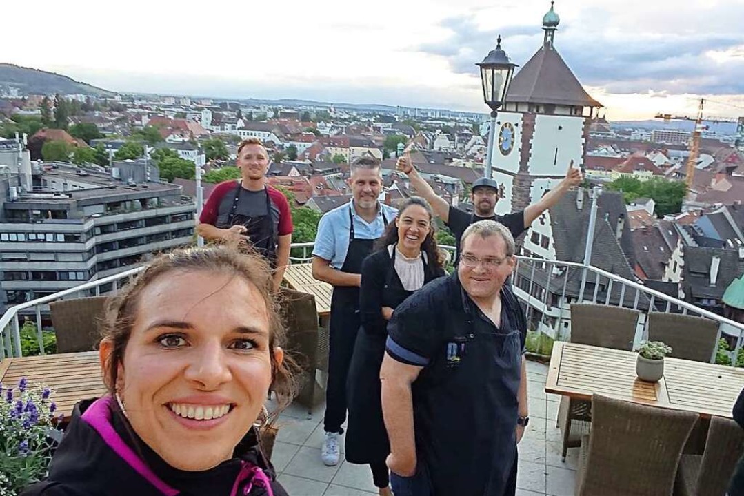 Zwischen den Gängen trifft man sich über den Dächern von Freiburg und ...  | Foto: Digital Topics