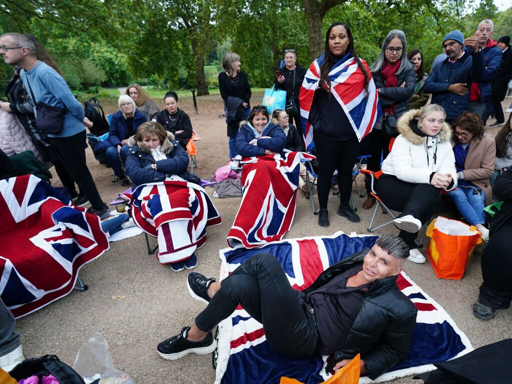 Hunderttausende warten auf den Straen Londons.