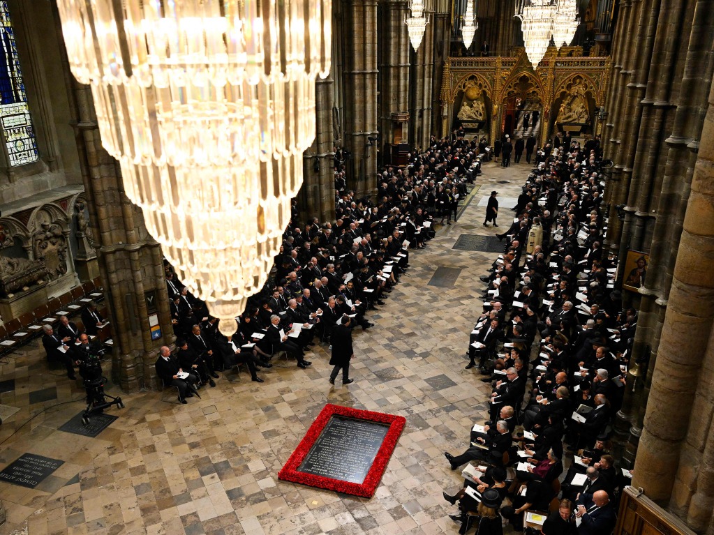 Die Gste nehmen Platz in der Westminster Abbey.