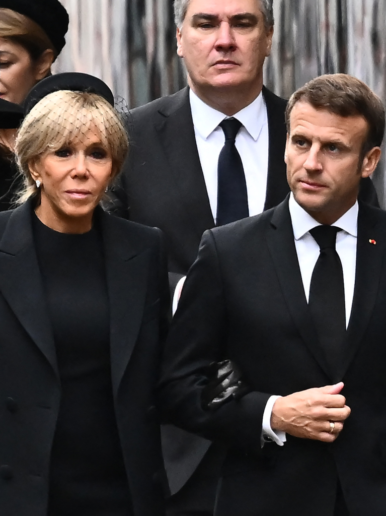 Auch der franzsische Prsident Emmanuel Macron nimmt mit seiner Frau Brigitte an der Trauerfeier teil.