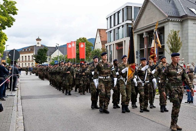 Den Marsch der Brigadesoldaten vom Mar...lgten viele Gste vom Straenrand aus.  | Foto: Volker Mnch