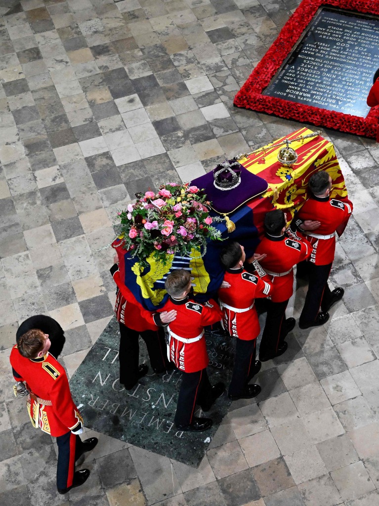 Der Sarg wird in die Westminster Abbey getragen.