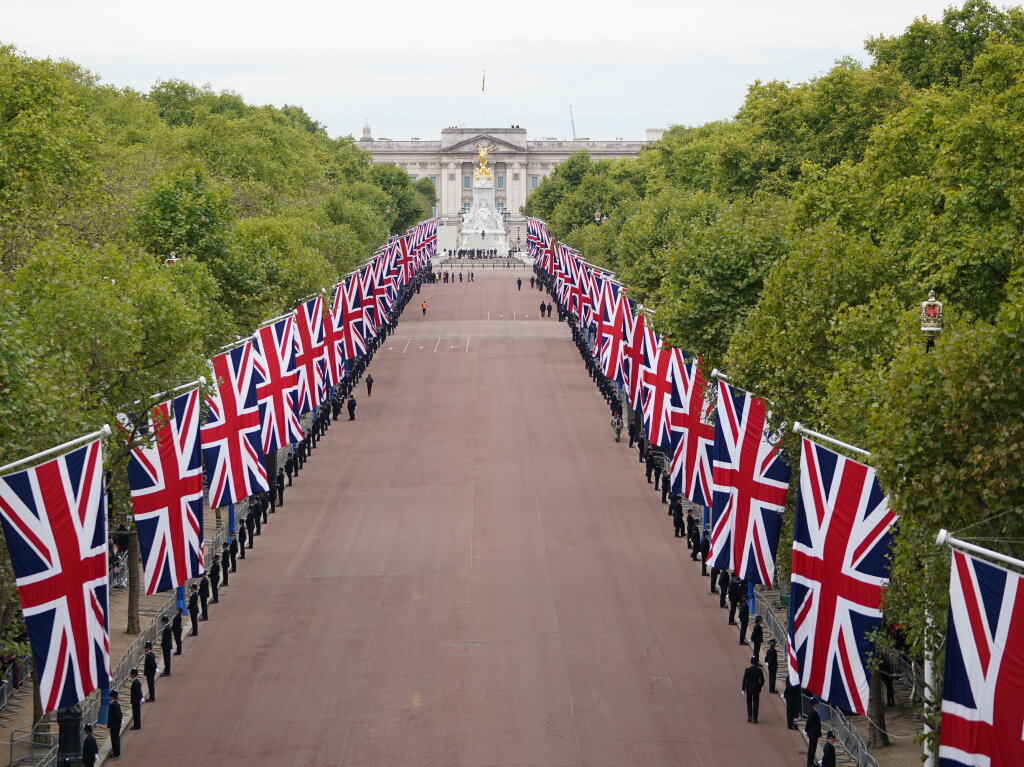 Die noch leere Strae The Mall im Zentrum Londons ist vor dem Trauerzug am Tag des Staatsbegrbnisses von Knigin Elizabeth II. mit britischen Flaggen geschmckt.