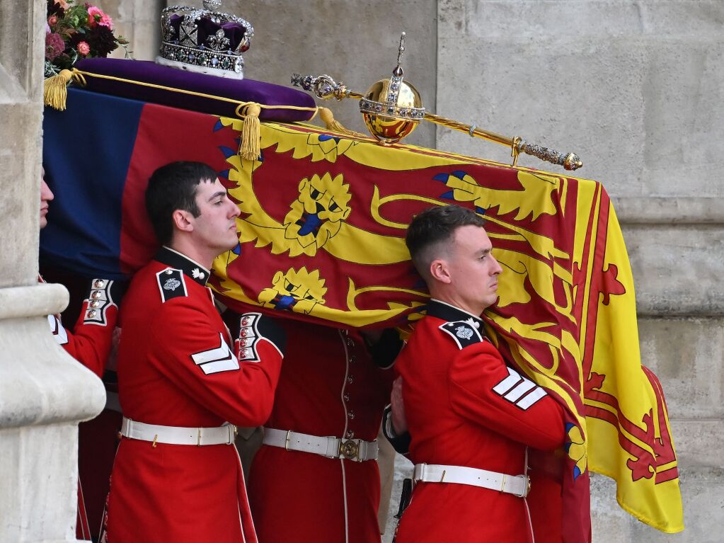 Der Sarg wird aus Westminster Abbey getragen.