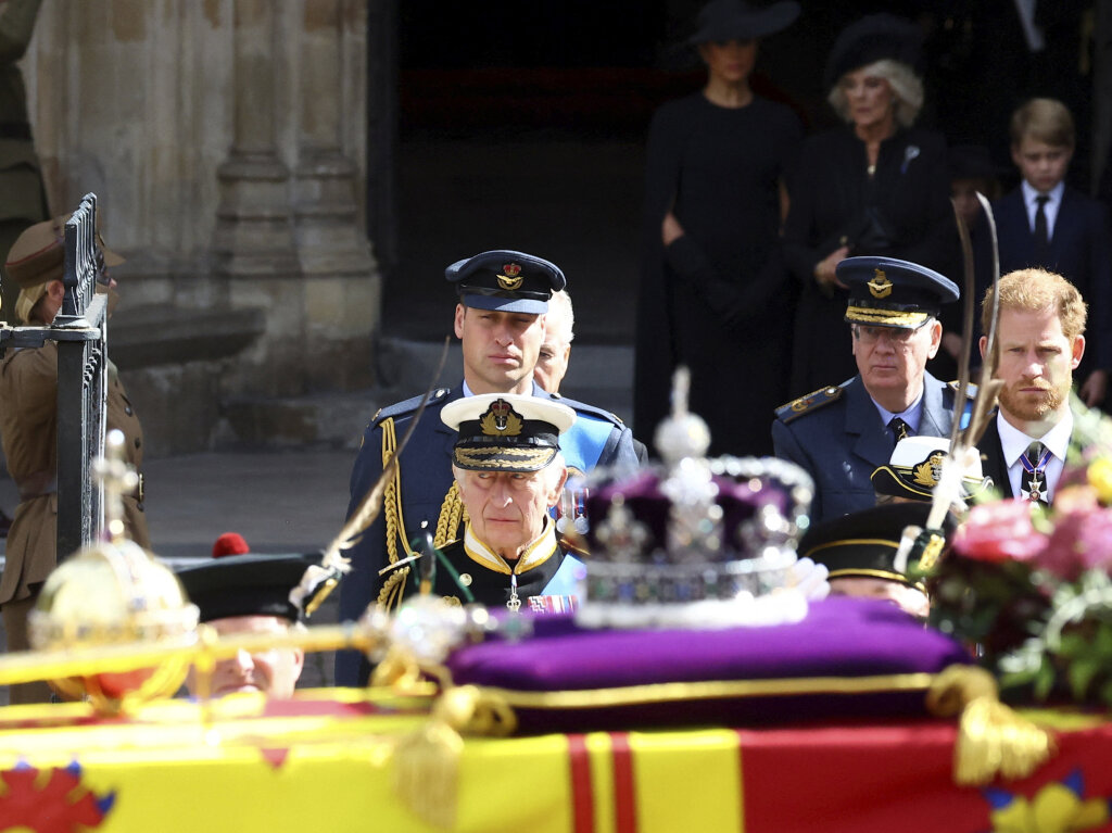 Knig Charles III. (vorne), Prinz Harry (2. Reihe, r-l), Herzog von Sussex, und William, Prinz von Wales, folgen dem Sarg von Knigin Elizabeth II. nach der Trauerfeier vor dem Eingang der Westminster Abbey.