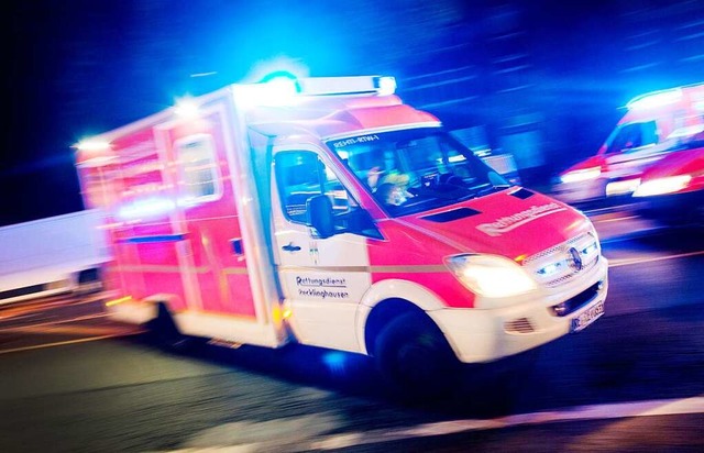 Der Rettungsdienst brachte die Frau ins Krankenhaus (Symbolbild).  | Foto: Marcel Kusch (dpa)