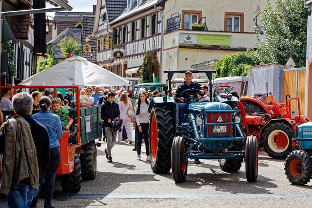 Allerhand alte und legendre Landmasch...n in der Bahlinger Ortsmitte zu sehen.  | Foto: Martin Wendel