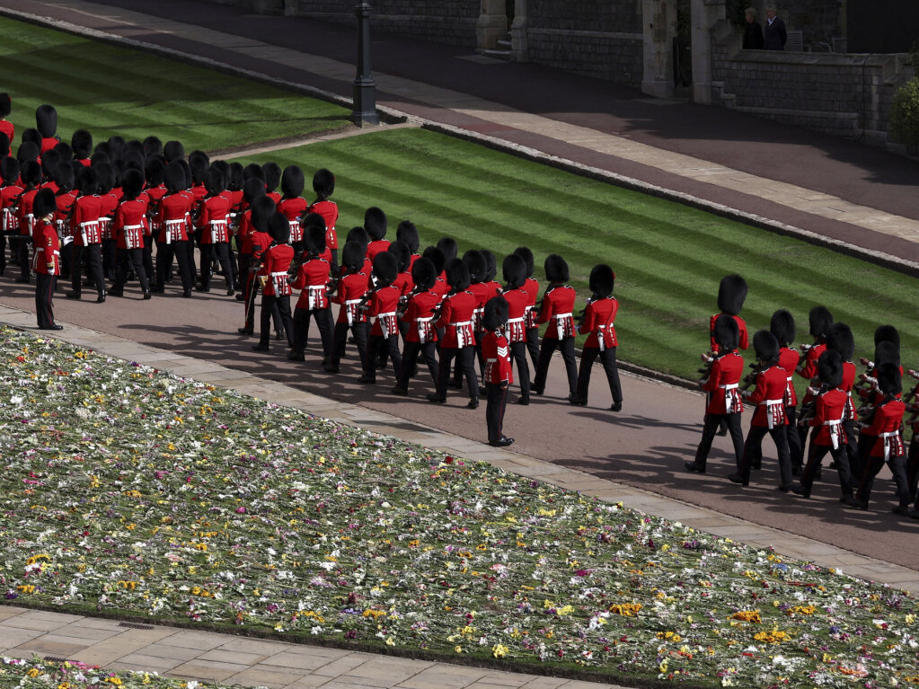 Wachen marschieren entlang der Prozessionsroute von Schloss Windsor bevor der Sarg von Knigin Elizabeth II. ankommt.