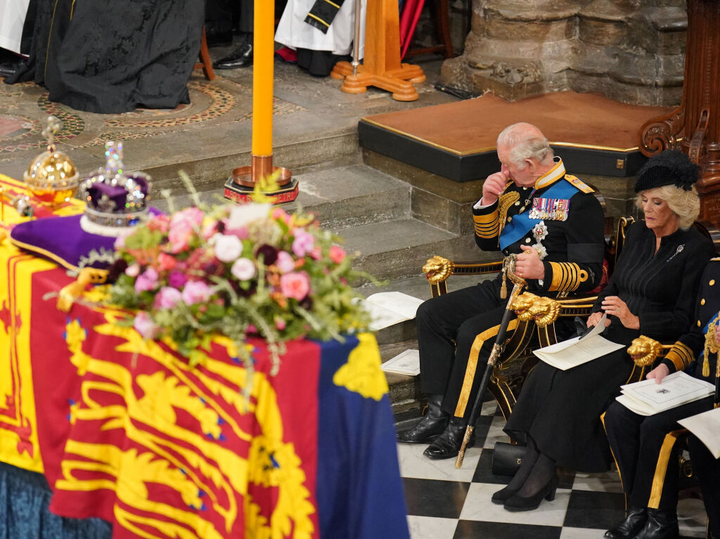 Knig Charles III. und Camilla vor dem Sarg der Queen.