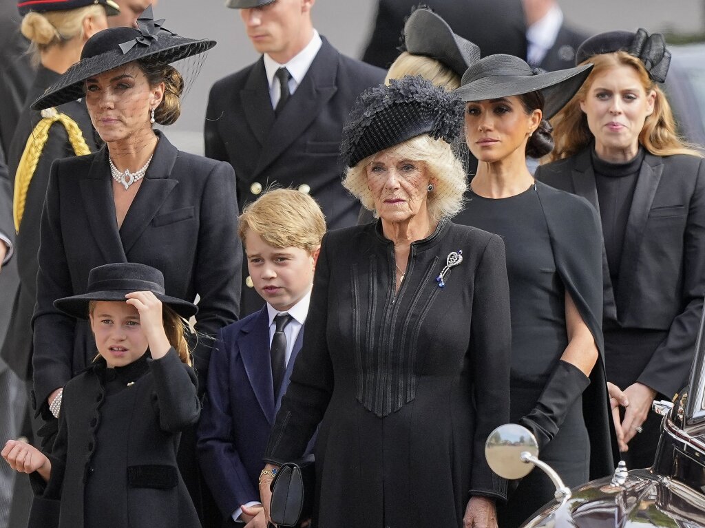 Kate, Prinzessin von Wales, Prinzessin Charlotte, Prinz George, Knigsgemahlin Camilla, und Meghan, Herzogin von Sussex, und Prinzessin Beatrice (v.l.n.r.) beim Verlassen der Westminster Abbey nach dem Staatsakt vor der Beisetzung von Knigin Elizabeth II.