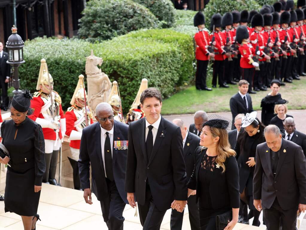 Kanadas Premierminister Justin Trudeau, seine Frau Sophie Gregorie Trudeau und andere Gste kommen an der St.-George-Kapelle bei Windsor Castle an.