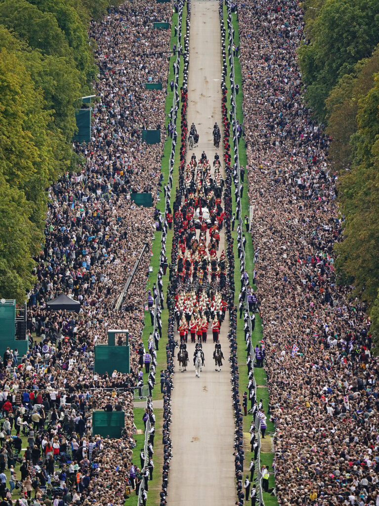 Die feierliche Prozession mit dem Sarg von Knigin Elizabeth II. zieht ber den Long Walk zum Schloss Windsor.