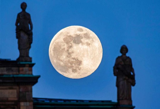 Von den Musen beugt: der Mond  | Foto: Peter Kneffel (dpa)