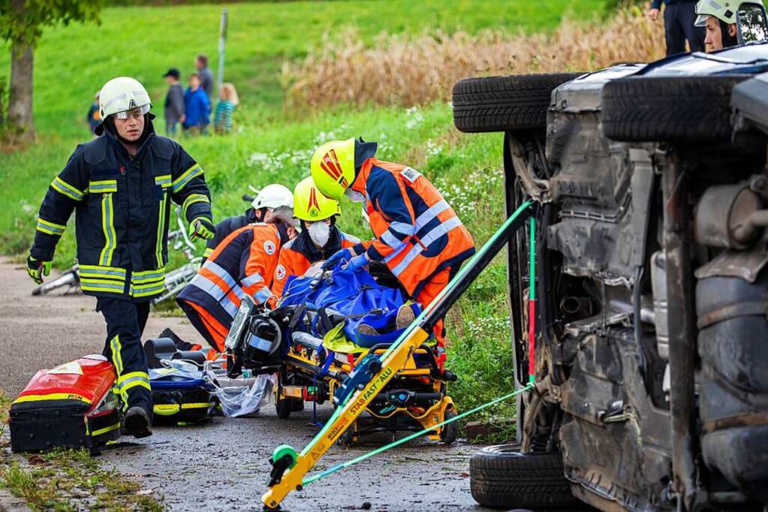 Bei einem simulierten Verkehrsunfall a...rwehr und Rettungskräfte Hand in Hand.  | Foto: Hubert Gemmert