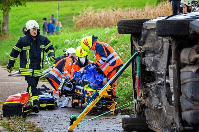 Bei einem simulierten Verkehrsunfall a...rwehr und Rettungskrfte Hand in Hand.  | Foto: Hubert Gemmert