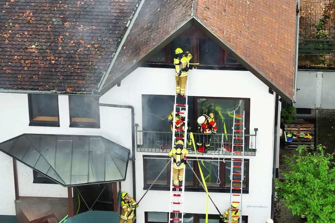 In voller Montur klettern die Feuerwehrleute die  Leitern nach oben.  | Foto: Frank Nieberle - Feuerwehr Kirchzarten
