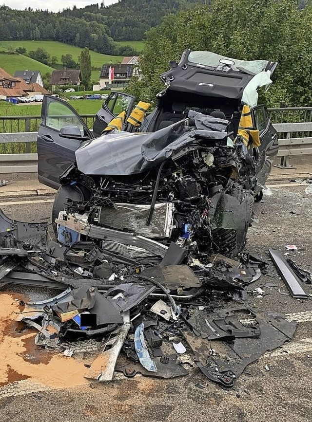 Fnf Menschen wurden bei dem schweren Unfall 294 verletzt.  | Foto: Freiwillige Feuerwehr Waldkirch