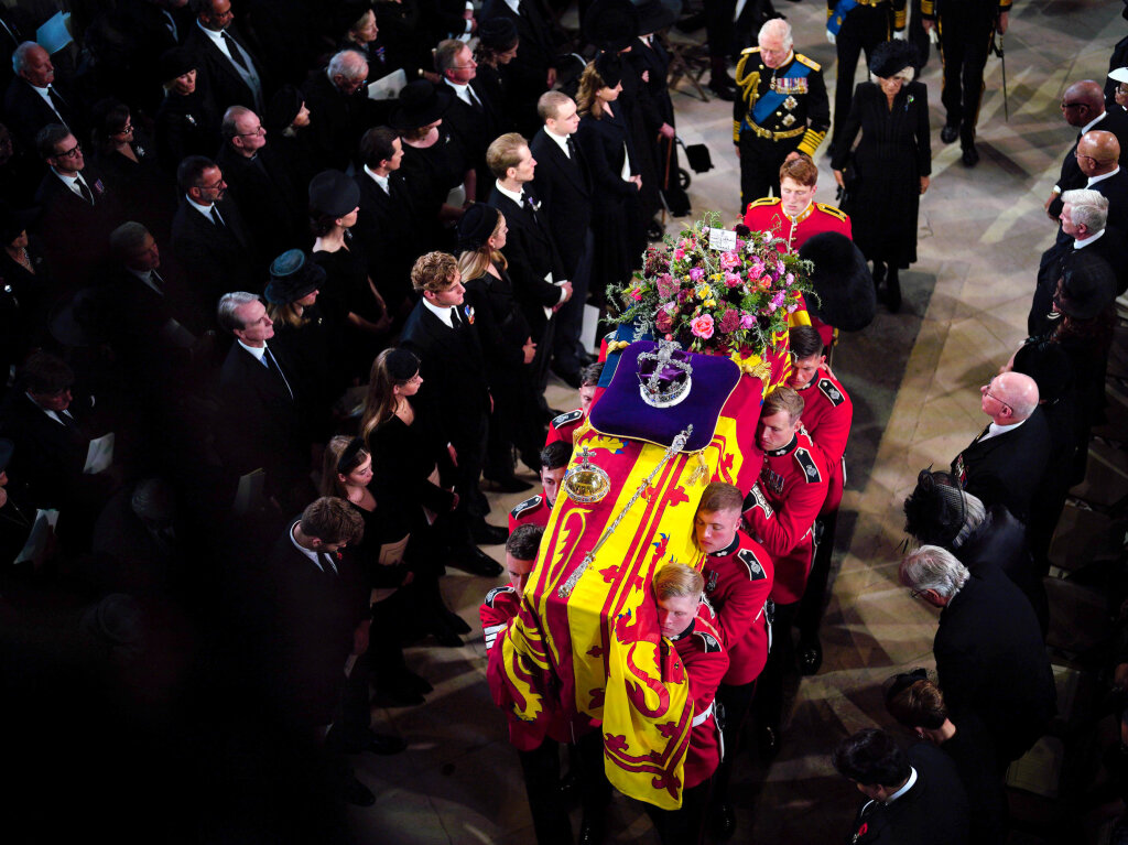 Knig Charles III. und Knigsgemahlin Camilla folgen dem Sarg von Knigin Elizabeth II., der in die St.-Georges-Kapelle von Schloss Windsor getragen wird.