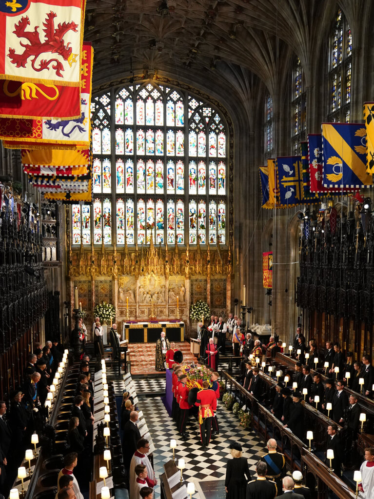 Der Sarg von Knigin Elizabeth II. wird in die St.-Georges-Kapelle auf Schloss Windsor vor der Beisetzung von Knigin Elizabeth II. getragen, gefolgt von Knig Charles III., und Knigsgemahlin Camilla.