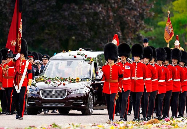Blumen liegen auf dem Leichenwagen mit.... bei der Ankunft auf Schloss Windsor.  | Foto: Andrew Matthews (dpa)