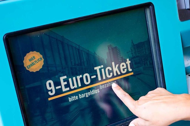 1,5 Milliarden Euro pro Jahr bietet de...r die Nachfolge des 9-Euro-Tickets an.  | Foto: Boris Roessler (dpa)