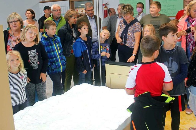 Sabine Imping stellt das Herzstck des... Gelndemodell des Kleinen Wiesentals.  | Foto: Yvonne Rnzi