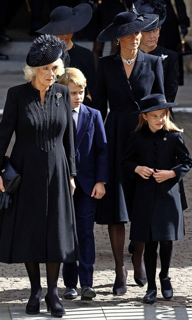 Mitglieder der Kniglichen Familie  vo...ueen Elizabeth II. statt (Foto links).  | Foto: HANNAH MCKAY (AFP)