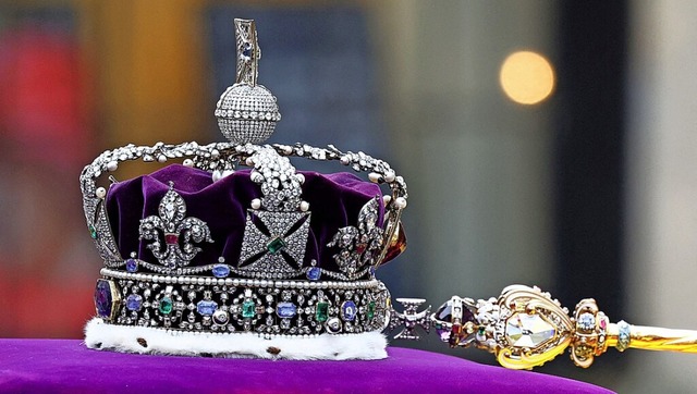 Die Krone der Queen ist auf dem Sarg zu sehen.  | Foto: HANNAH MCKAY (AFP)