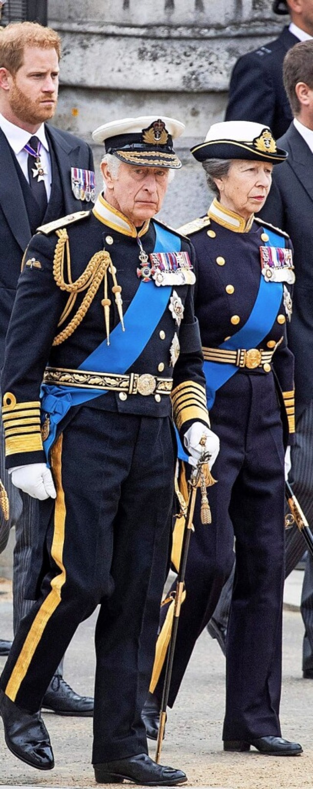 Knig Charles III. und Prinzessin Anne...dem Sarg. Dahinter Charles Sohn Harry.  | Foto: JOSHUA BRATT (AFP)