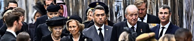 Trauergste: Spaniens Ex-Knig  Juan C...e  Prinzessin  Beatrix (links daneben)  | Foto: MARCO BERTORELLO (AFP)
