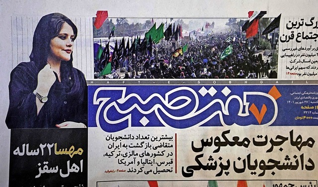 Ein Bild von Mahsa Amini auf der Titelseite einer iranischen Zeitung.  | Foto: ATTA KENARE (AFP)