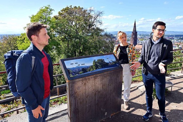 Dominik Vgtle und  Silke Duijkers  (v...r bersichtstafel auf dem Kanonenplatz  | Foto: Thomas Kunz