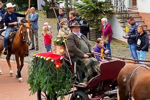 Mehr als 40 Pferde haben an der Prozession zum Landelinsfest in Ettenheimmnster teilgenommen