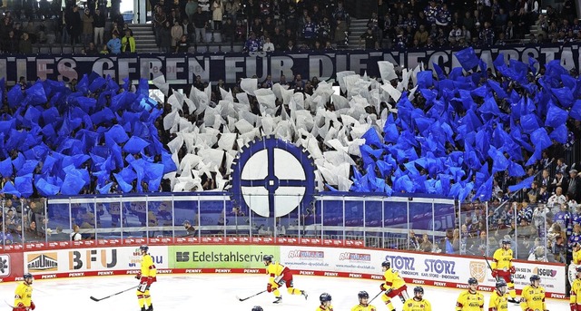 Der Auftritt auf den Rngen stimmt: Di...olle Choreographie in Blau und Wei.    | Foto: Joachim Hahne