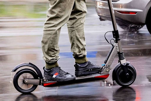 Auf dem E-Scooter gelten die gleichen Promillegrenzen wie im Auto.  | Foto: Christoph Soeder (dpa)