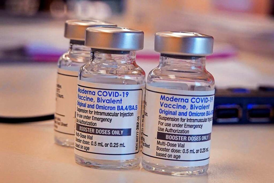 Manche Impfstoffe sind auf die Omikron-Variante angepasst.  | Foto: SCOTT OLSON (AFP)