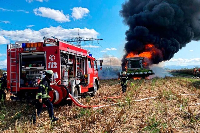 Ein Mhdrescher stand auf einem abgeer...gen und Teningen am Montag in Flammen.  | Foto: Feuerwehr Endingen