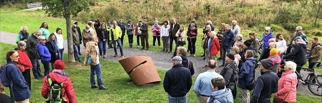 Gelungene Mischung: Im Hintergrund die...eichen Kunstinteressierten erlutert.   | Foto: Hans-Jochen Kpper