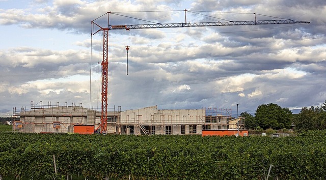 Der Neubau des Feuerwehrgertehauses in Oberrotweil nimmt Gestalt an.  | Foto: Hubert Gemmert